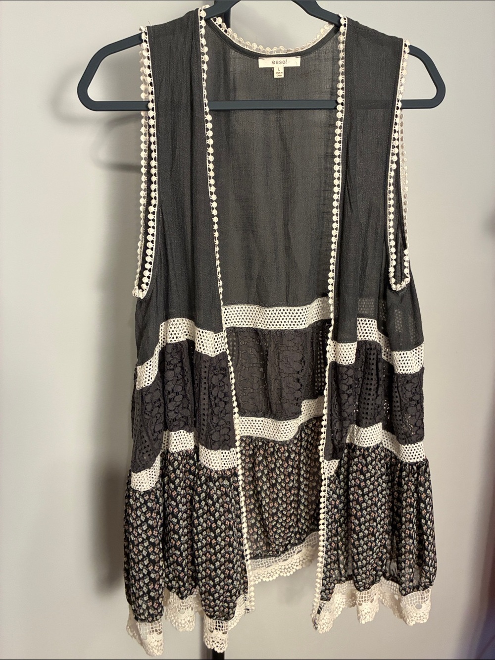 easel Black and Cream Crochet-Trim Sleeveless Boho Floral Vest Kimono large